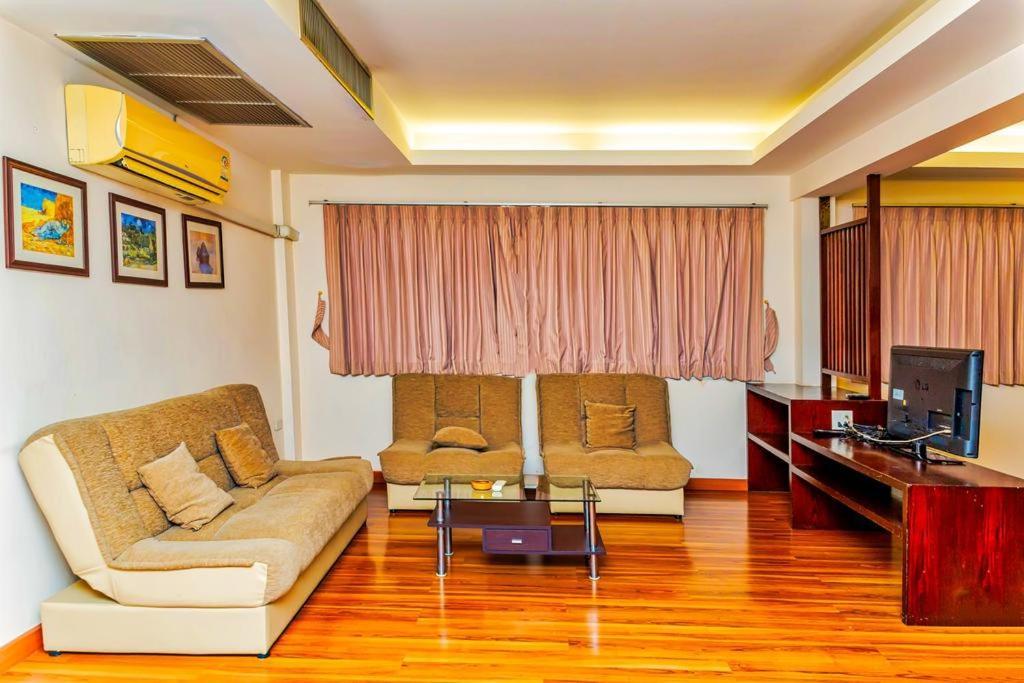 Jolly Guesthouse & Restaurant Pattaya Exterior foto